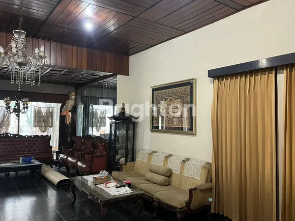 image RUMAH CANTIK BERGAYA CLASSIC DI JL. SURAPATI BANDUNG (1)