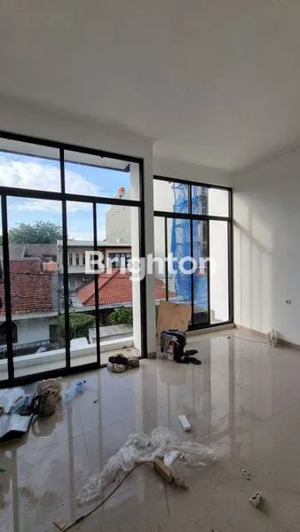 image RUMAH BARU SIAP HUNI 3,5LANTAI KAVPOLRI JELAMBAR LOKASI PREMIUM JARANG ADA (3)
