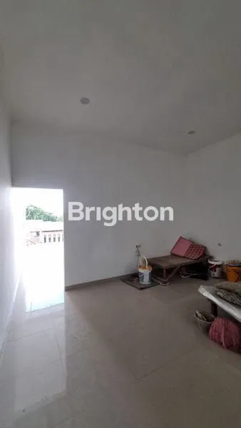 image RUMAH BARU SIAP HUNI 3,5LANTAI KAVPOLRI JELAMBAR LOKASI PREMIUM JARANG ADA (8)
