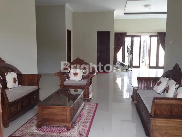 image RUMAH MEWAH  FURNISHED DENGAN KOLAM RENANG DI PUPUK (2)