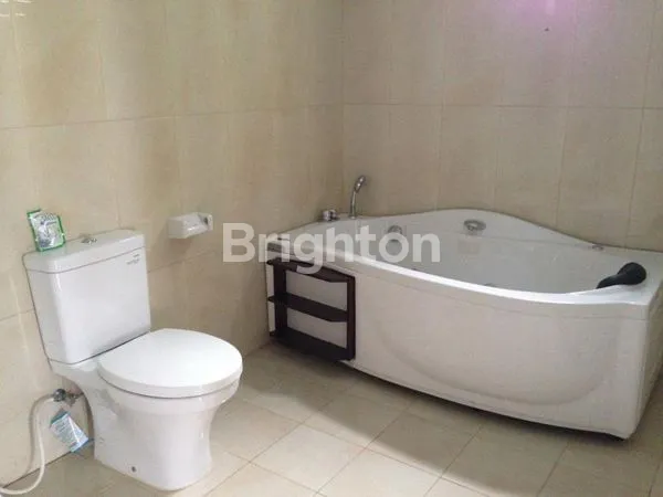 image RUMAH MEWAH  FURNISHED DENGAN KOLAM RENANG DI PUPUK (3)