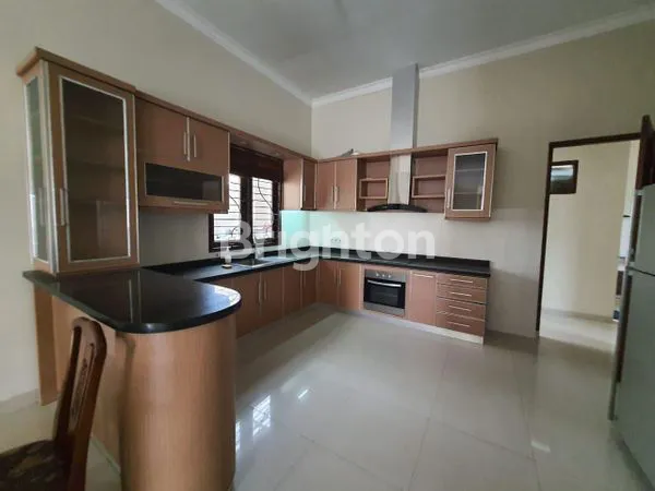 image RUMAH MEWAH  FURNISHED DENGAN KOLAM RENANG DI PUPUK (8)