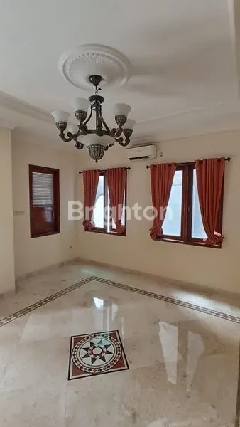 image RUMAH 3 LANTAI + BASEMENT CANTIK, KOKOH ELIT DAN STRATEGIS DI KEBAYORAN BARU (4)