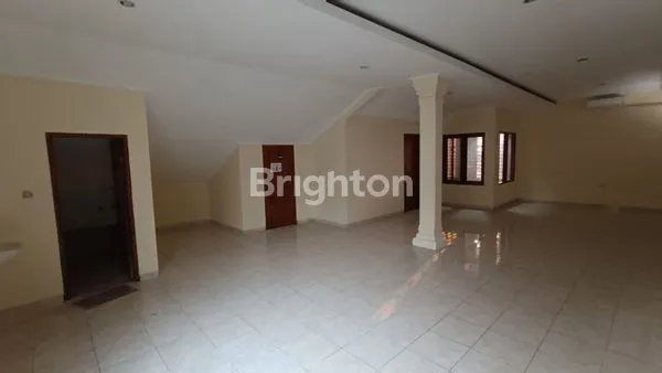 image RUMAH 3 LANTAI + BASEMENT CANTIK, KOKOH ELIT DAN STRATEGIS DI KEBAYORAN BARU (6)