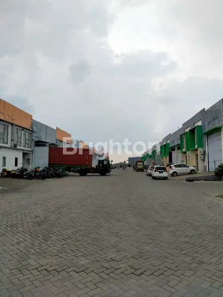 image GUDANG SIAP PAKAI, ROW JALAN 26 METER, LOKASI PREMIUM DI JALAN RAYA PANTURA, DEKAT PELABUHAN INTERNASIONAL GRESIK & GERBANG TOL MANYAR GRESIK  (4)