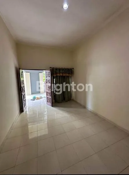 image RUMAH CANTIK POSISI HOOK 1 LANTAI, 3 KAMAR TIDUR DENGAN GARASI YANG LUAS DI SESETAN, DENPASAR SELATAN (3)