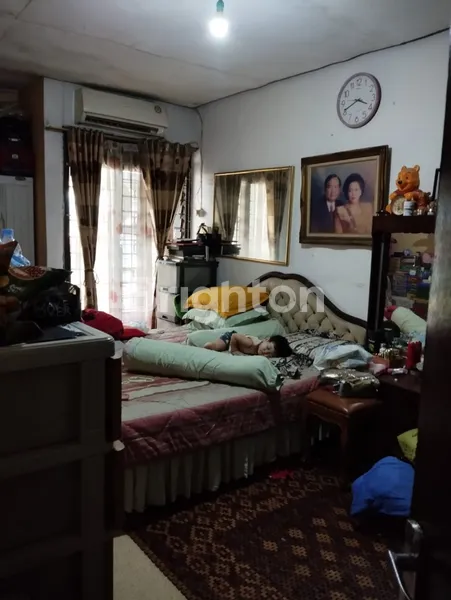 image RUMAH TUA PINGGIR JALAN RAYA JAKARTA-BOGOR (8)