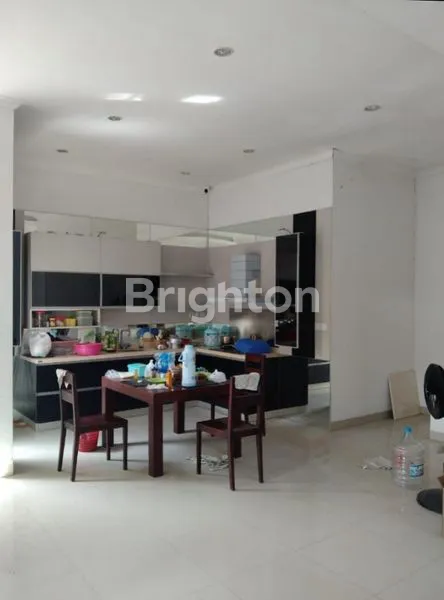 image RUMAH BESAR DAN STRATEGIS DEKAT SUNSET ROAD (7)