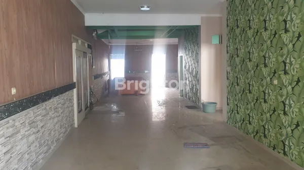 image BARUSAN DIABSEN LAGI SAMA OWNER RUMAH MODERN 1½ LANTAI DI RAYA MANYAR REJO (2)