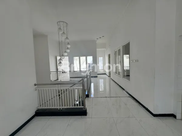 image RUMAH BARU RENOVASI SIAP HUNI MURAH ROW SUPER LEBAR DEKAT GALAXY MALL DHARMAHUSADA MEGAH PERMAI (8)