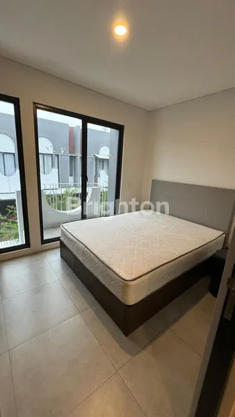 image RUMAH FULL FURNISHED DI BSD (7)