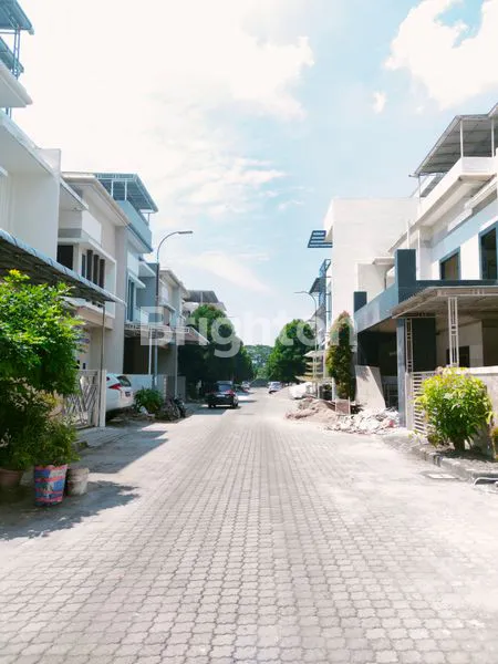 image DI JUAL RUMAH BARU LEBAR 8 METER - KOMPLEK GRAHA METROPOLITAN - VIEW IDAMAN LAPANGAN GOLF LOKASI STRATEGIS  (2)