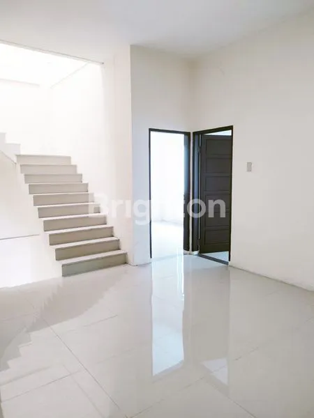 image DI JUAL RUMAH BARU LEBAR 8 METER - KOMPLEK GRAHA METROPOLITAN - VIEW IDAMAN LAPANGAN GOLF LOKASI STRATEGIS  (6)