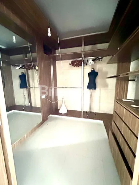 image RUMAH MEWAH EMPAT LANTAI (7)