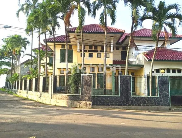 RUMAH MEWAH 2 LANTAI DI HOOK DENGAN LINGKUNGAN YANG ASRI, AMAN, NYAMAN DAN UDARA SEJUK DI PASIR MULYA