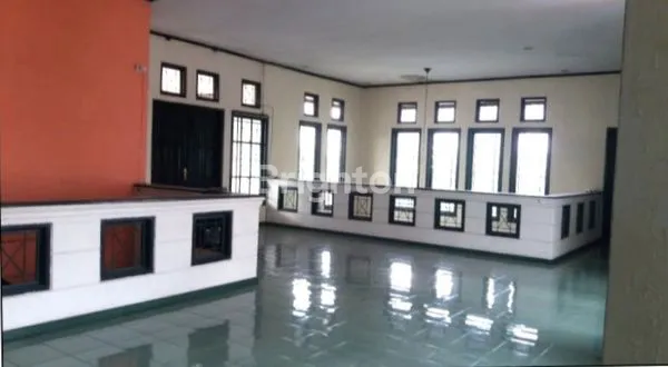 image RUMAH MEWAH 2 LANTAI DI HOOK DENGAN LINGKUNGAN YANG ASRI, AMAN, NYAMAN DAN UDARA SEJUK DI PASIR MULYA (3)