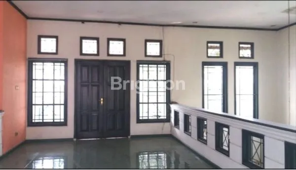 image RUMAH MEWAH 2 LANTAI DI HOOK DENGAN LINGKUNGAN YANG ASRI, AMAN, NYAMAN DAN UDARA SEJUK DI PASIR MULYA (4)