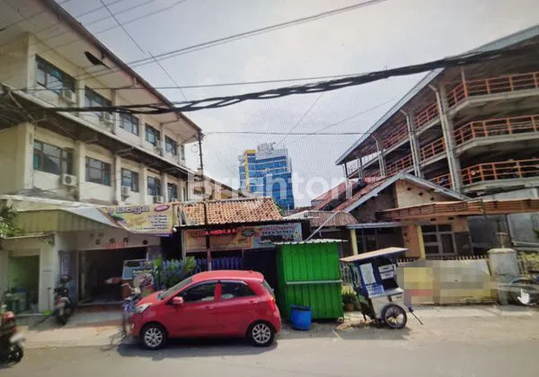RUMAH DI PEKUNDEN TIMUR DEKAT SIMPANG LIMA