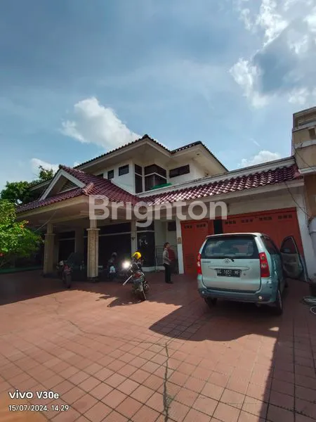 RUMAH MEWAH BESAR, CLASIC, DENGAN 10 KAMAR TIDUR, 8 KAMAR MANDI, LUAS TANAH DAN BANGUNAN 1.168 METER