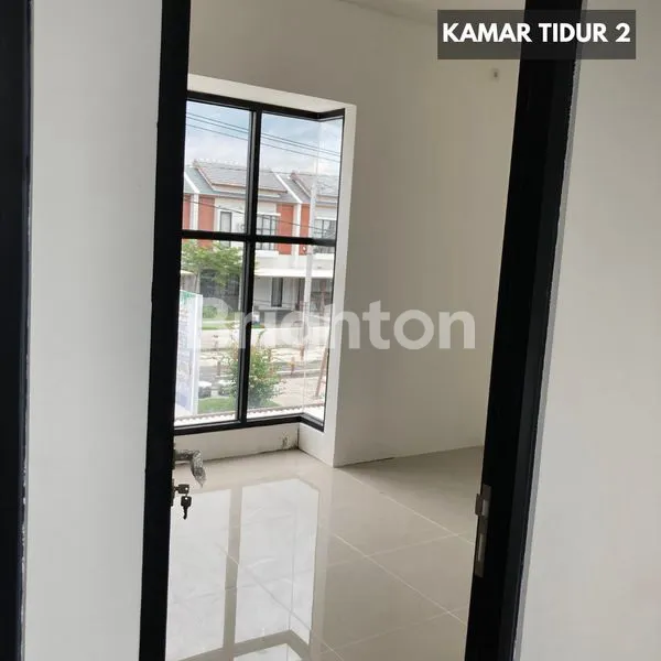image RUMAH 2 LANTAI LOKASI HOOK CLUSTER PERMATA NATURA PPS2 GRESIK (7)