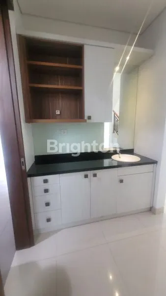 image RUMAH GAYA  MODERN MINIMALIS DI GREENWICH SIAP HUNI (5)