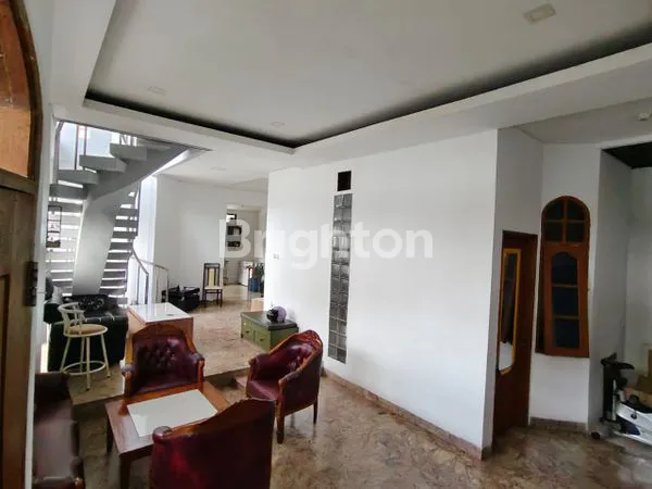 image RUMAH 2 LANTAI FULL FURNISHED DEKAT SEKOLAH DI KOMPLEK ONE GATE SYSTEM KEMBANGAN BARU DEKAT PURI INDAH (4)