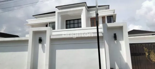 image RUMAH MEGAH DI KAWASAN KOTA ELITE JAMBI (3)