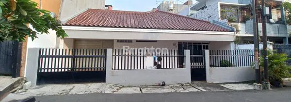 RUMAH ASTRI DI TOMANG LOKASI STRATEGIS DAN AMAN.