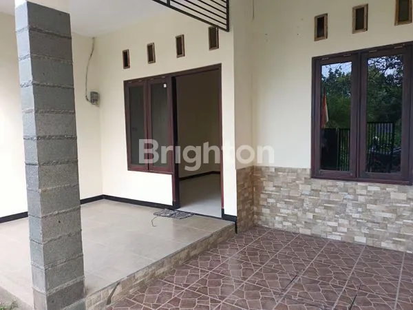 image RUMAH BARU RENOVASI SATU SETENGAH LANTAI LOKASI STRATEGIS (2)