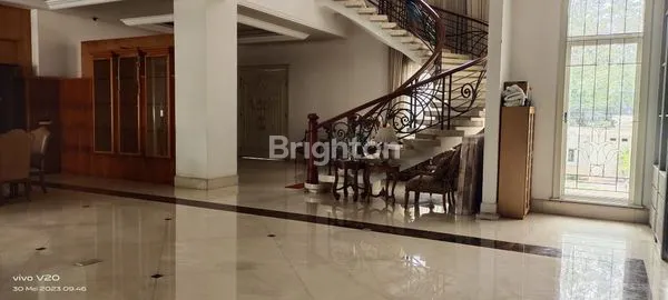 image RUMAH MEWAH DAN EXCLUSIVE GAYA EROPA TIGA LANTAI PLUIT JAKARTA UTARA (5)