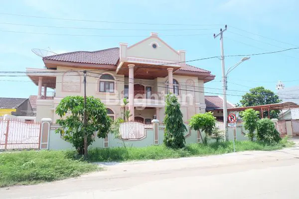 image RUMAH DUA LANTAI DI PUSAT KOTA MAKASSAR (3)