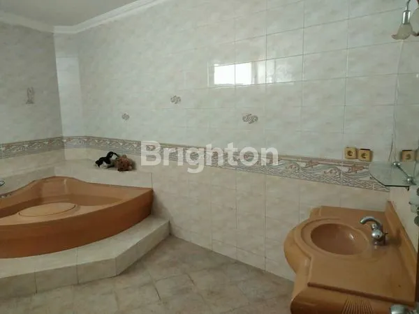 image RUMAH BESAR DENGAN HALAMAN BESAR DI KAWASAN ELITE JL PEMUDA KOTA BOGOR (8)