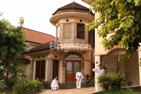 image RUMAH CIAMIK SIAP HUNI. KEMANG PRATAMA BEKASI. BEKASI KOTA (1)