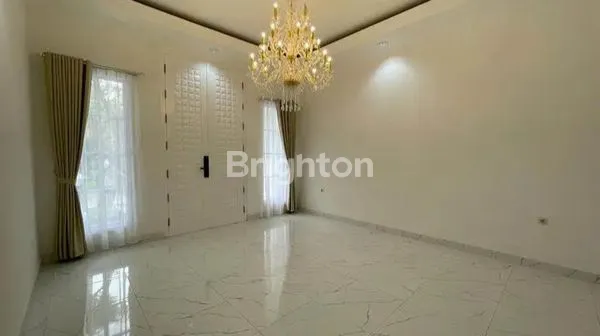 image RUMAH DESAIN AMERICA CLASSIC BARU MURAH DI SUVARNA SUTERA CIKUPA (2)