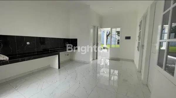 image RUMAH DESAIN AMERICA CLASSIC BARU MURAH DI SUVARNA SUTERA CIKUPA (3)