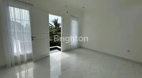 image RUMAH DESAIN AMERICA CLASSIC BARU MURAH DI SUVARNA SUTERA CIKUPA (4)