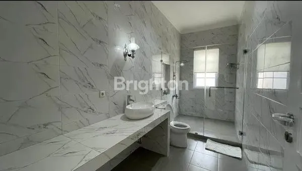 image RUMAH DESAIN AMERICA CLASSIC BARU MURAH DI SUVARNA SUTERA CIKUPA (5)