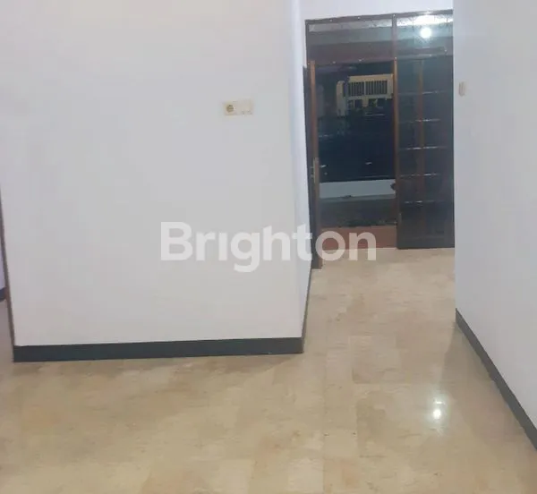 image RUMAH 2 LANTAI DAN 2 CARPORT DALAM KOMPLEK ONE GATE SYSTEM DI KEMBANGAN BARU (4)