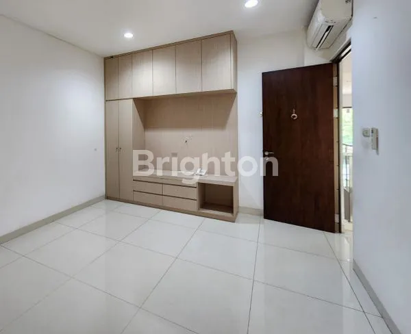 image RUMAH LUAS 3 LANTAI DENGAN KOLAM RENANG PRIBADI DI LOKASI ASRI ALAM SUTERA (2)