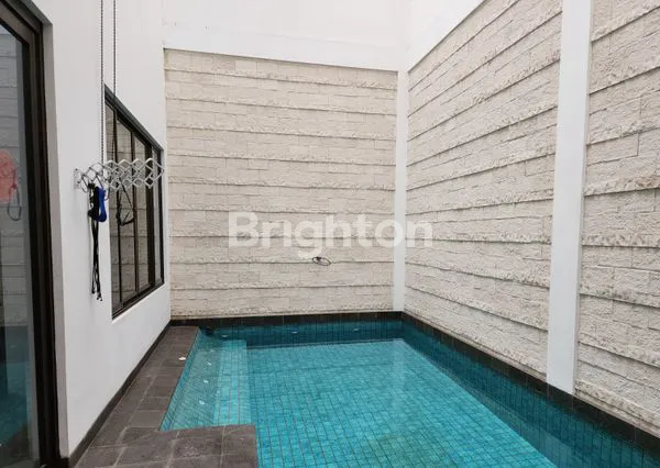 image RUMAH LUAS 3 LANTAI DENGAN KOLAM RENANG PRIBADI DI LOKASI ASRI ALAM SUTERA (3)
