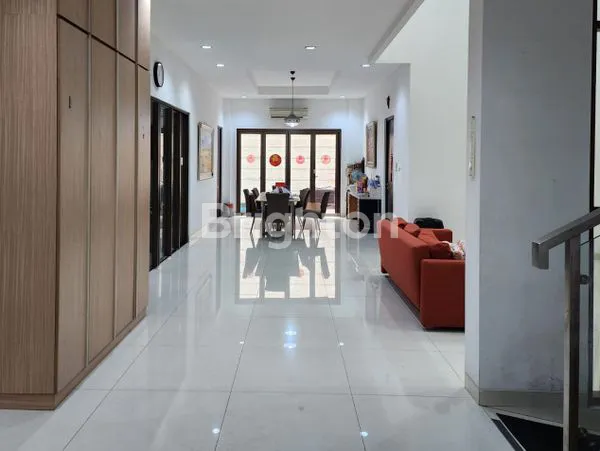 image RUMAH LUAS 3 LANTAI DENGAN KOLAM RENANG PRIBADI DI LOKASI ASRI ALAM SUTERA (7)