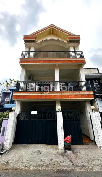 image RUMAH KOST 27 KAMAR STRATEGIS KEPANJEN  (1)