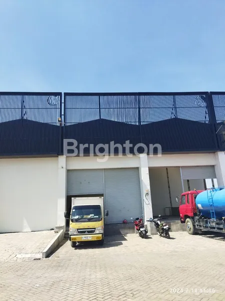 image SIAP MASUK GUDANG DI MANYAR GRESKOT (1)