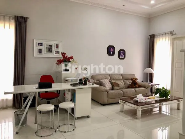 image RUMAH FURNISH SANGAT MEWAH DI CLUSTER JALAN UTAMA GRAHA FAMILY. SELANGKAH LOOP SPAZIO, PTC, PAKUWON MALL, DIAN ISTANA. TENGAH KOTA SURABAYA BARAT JAWA TIMUR (1)