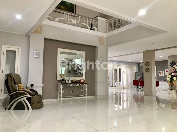 image RUMAH FURNISH SANGAT MEWAH DI CLUSTER JALAN UTAMA GRAHA FAMILY. SELANGKAH LOOP SPAZIO, PTC, PAKUWON MALL, DIAN ISTANA. TENGAH KOTA SURABAYA BARAT JAWA TIMUR (6)