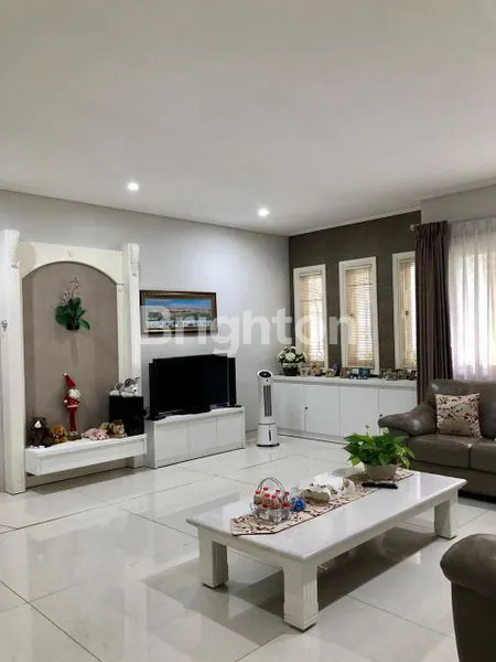 image RUMAH FURNISH SANGAT MEWAH DI CLUSTER JALAN UTAMA GRAHA FAMILY. SELANGKAH LOOP SPAZIO, PTC, PAKUWON MALL, DIAN ISTANA. TENGAH KOTA SURABAYA BARAT JAWA TIMUR (3)