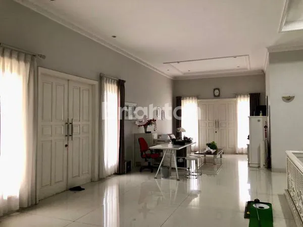 image RUMAH FURNISH SANGAT MEWAH DI CLUSTER JALAN UTAMA GRAHA FAMILY. SELANGKAH LOOP SPAZIO, PTC, PAKUWON MALL, DIAN ISTANA. TENGAH KOTA SURABAYA BARAT JAWA TIMUR (5)