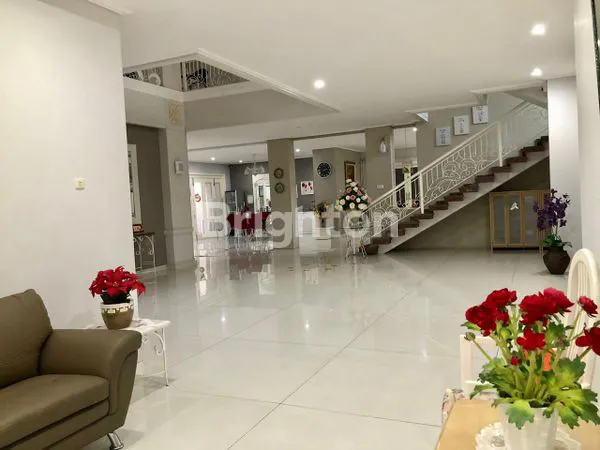 image RUMAH FURNISH SANGAT MEWAH DI CLUSTER JALAN UTAMA GRAHA FAMILY. SELANGKAH LOOP SPAZIO, PTC, PAKUWON MALL, DIAN ISTANA. TENGAH KOTA SURABAYA BARAT JAWA TIMUR (4)