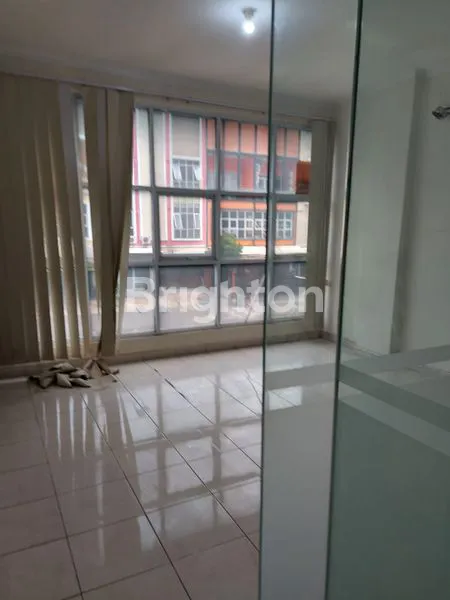 image RUKO CITYWALK GRAND PALM RESIDENCE DURI KOSAMBI JAKARTA BARAT 3 LANTAI TERLETAK DI AREA BISNIS KOMERSIAL DAN PUSAT KERAMAIAN. (6)