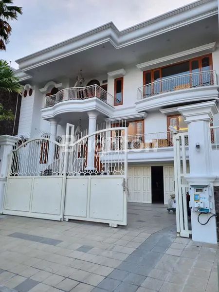 image MEWAH! RUMAH ISTANA ALA EROPA CLASSIC DEKAT PAKUWON CITY SURABAYA TIMUR (1)
